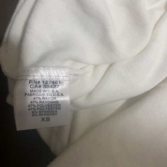 beautiful white suera with flower in the center - Picture 4 of 4